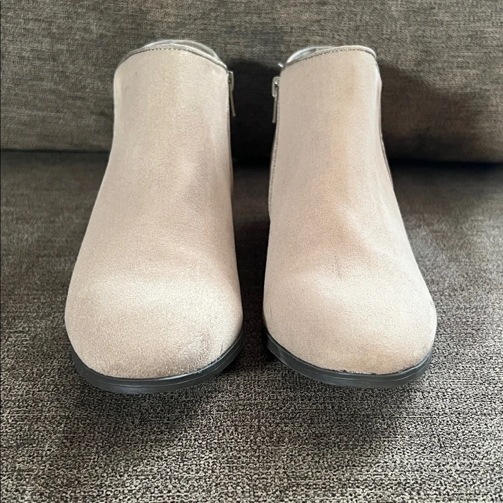 New Style & Co Wileyy Ankle Booties Women’s Size 8.5W in Light Taupe Micro